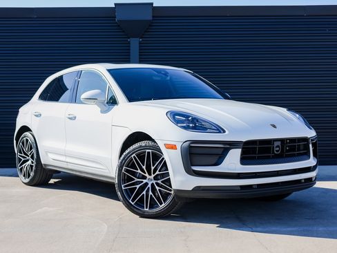 Certified 2025 Porsche Macan image 9