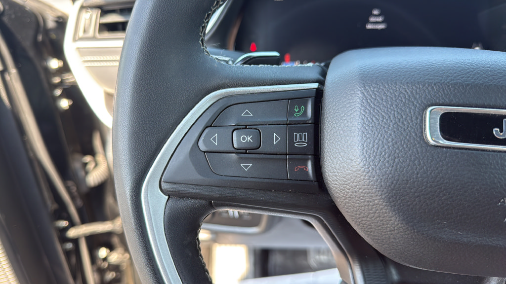 Used 2023 Jeep Grand Cherokee L Laredo AWD/4WD image 28