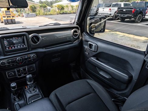 Used 2019 Jeep Wrangler Unlimited Sahara AWD/4WD image 29