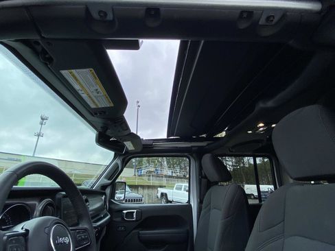 Certified 2023 Jeep Wrangler Unlimited w/ Sun & Screen Package image 35