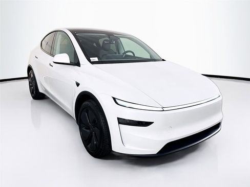 Used 2026 Tesla Model Y 2WD image 1
