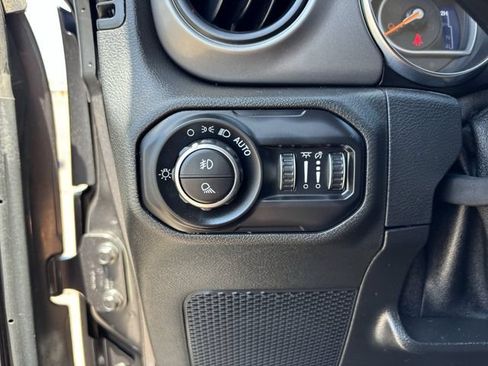 Used 2021 Jeep Gladiator Sport AWD/4WD image 32