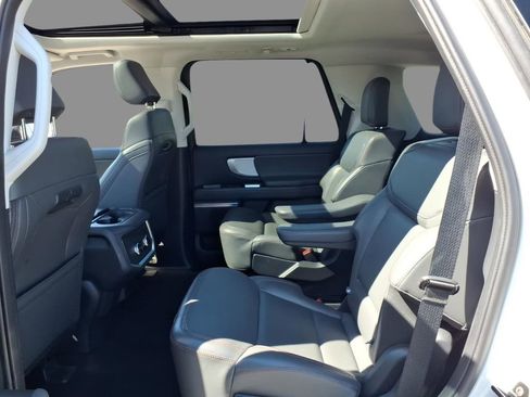 Used 2025 Ford Expedition Active AWD/4WD image 5