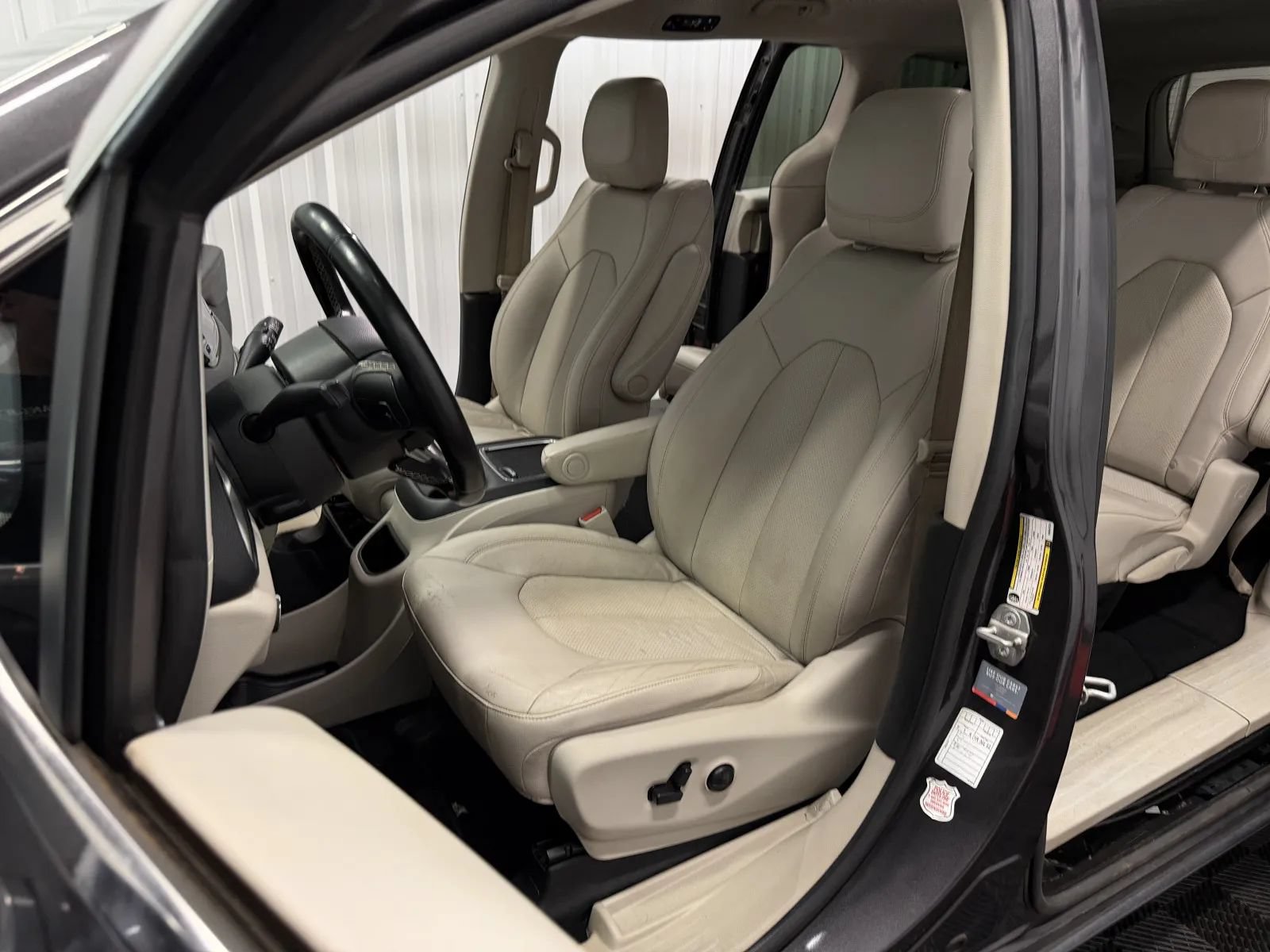 Used 2021 Chrysler Pacifica Touring-L FWD image 36