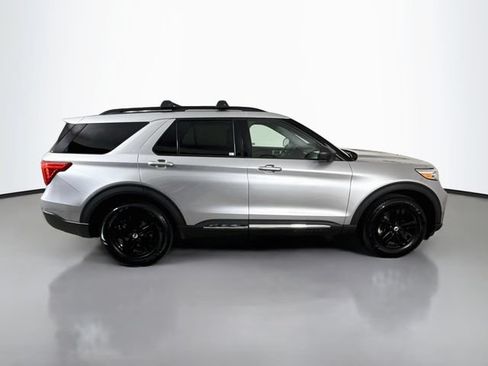 Used 2022 Ford Explorer XLT w/ Equipment Group 202A AWD/4WD image 8