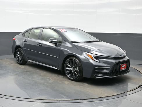 Used 2025 Toyota Corolla SE w/ SE Premium Package image 8