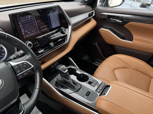 Certified 2022 Toyota Highlander Platinum image 18