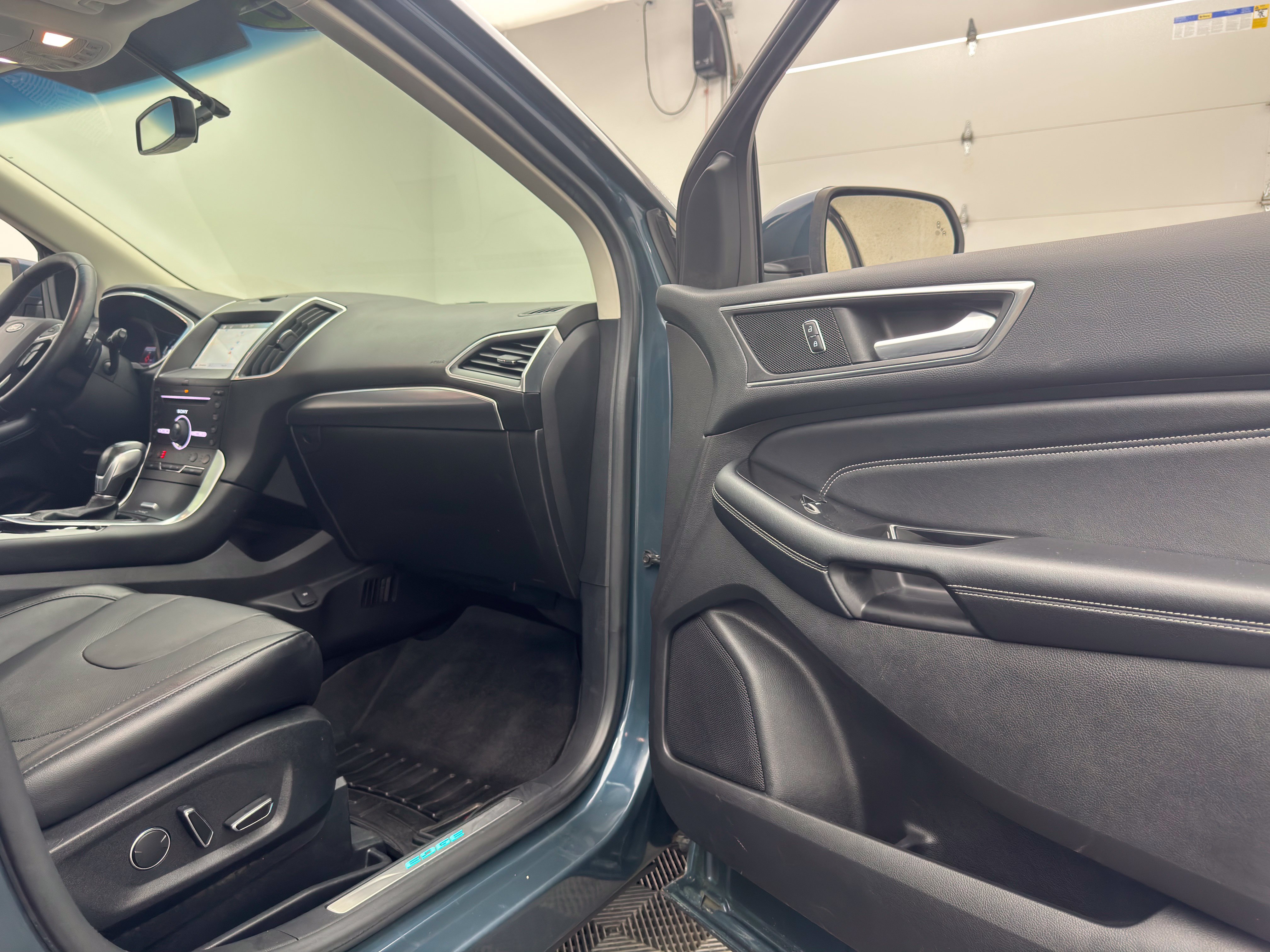 Used 2016 Ford Edge Titanium w/ Equipment Group 301A AWD/4WD image 33