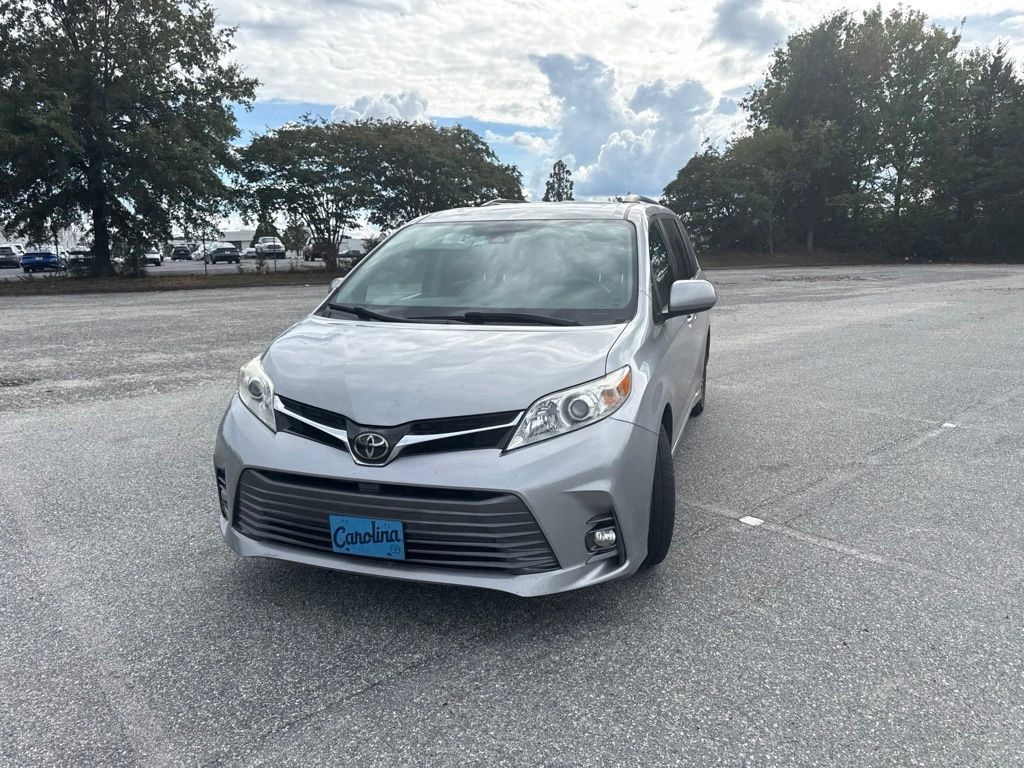 Used 2018 Toyota Sienna XLE Premium FWD image 2