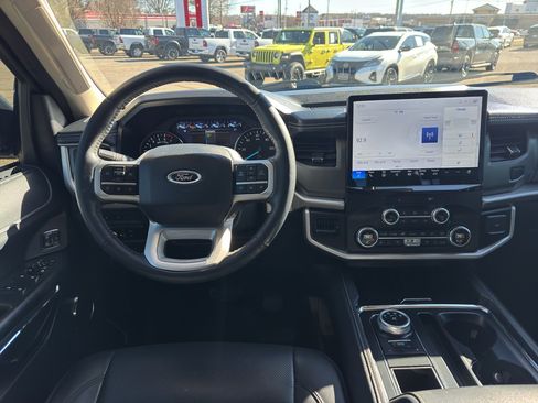 Used 2023 Ford Expedition XLT image 12
