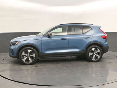 Certified 2023 Volvo XC40 B5 Plus w/ Climate Package AWD/4WD image 2