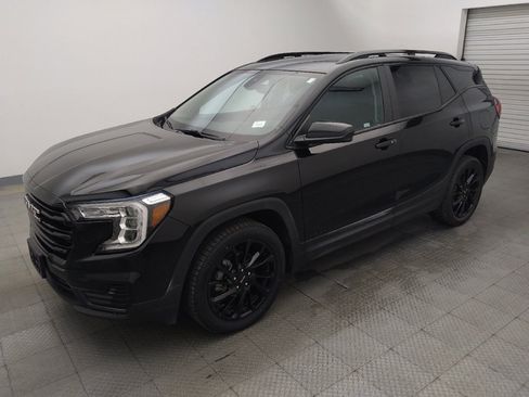 Used 2024 GMC Terrain SLE w/ Driver Convenience Package FWD image 2