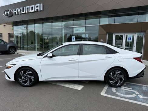 Certified 2025 Hyundai Elantra Limited w/ Cargo Package FWD image 2