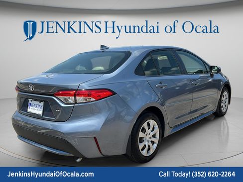 Used 2020 Toyota Corolla LE FWD image 3
