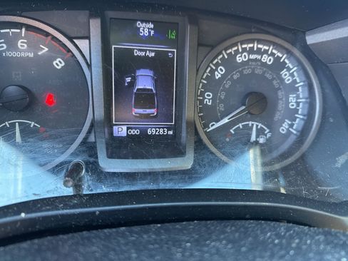 Used 2019 Toyota Tacoma TRD Sport image 12