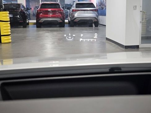 Used 2025 Lexus ES 350 w/ Premium Package image 18