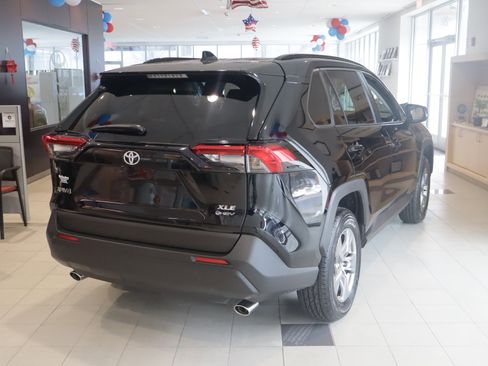 Used 2025 Toyota RAV4 XLE w/ Convenience Package image 7