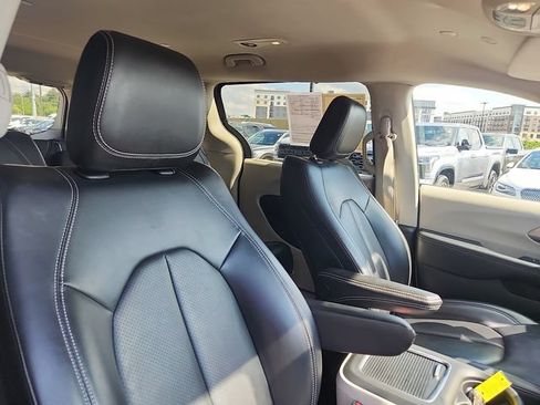 Used 2023 Chrysler Pacifica Touring-L FWD image 33