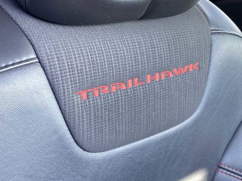 Used 2018 Jeep Cherokee Trailhawk AWD/4WD image 26