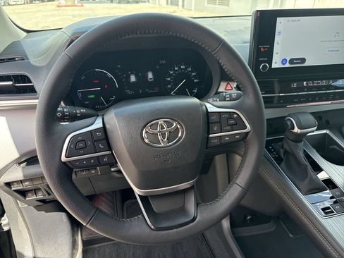 Certified 2026 Toyota Sienna XLE FWD image 11