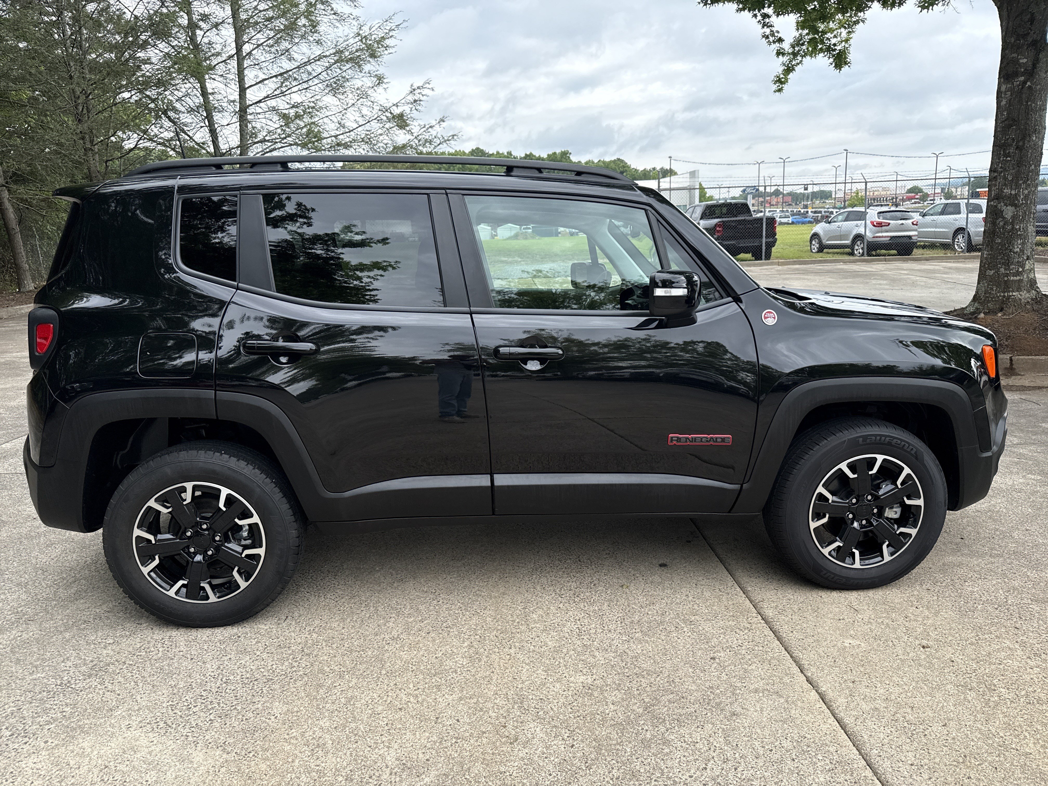 Used 2023 Jeep Renegade Trailhawk AWD/4WD image 8
