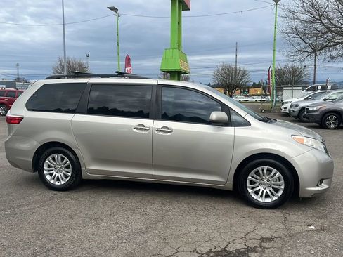 Used 2015 Toyota Sienna XLE Premium FWD image 2