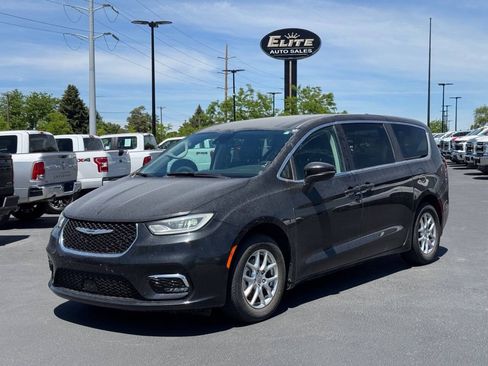 Used 2023 Chrysler Pacifica Touring-L FWD image 3