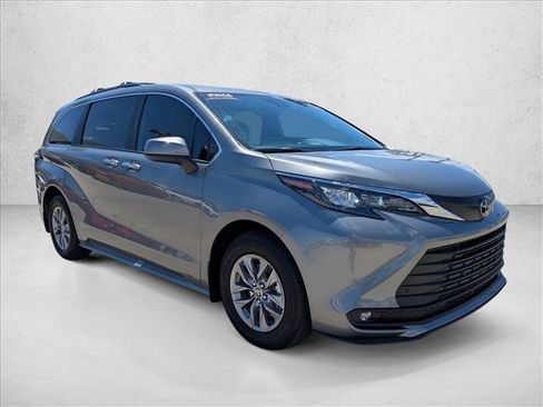 Certified 2026 Toyota Sienna XLE FWD image 3