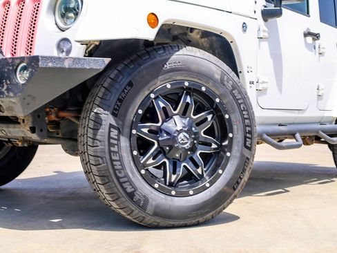 Used 2017 Jeep Wrangler Unlimited Sahara AWD/4WD image 2