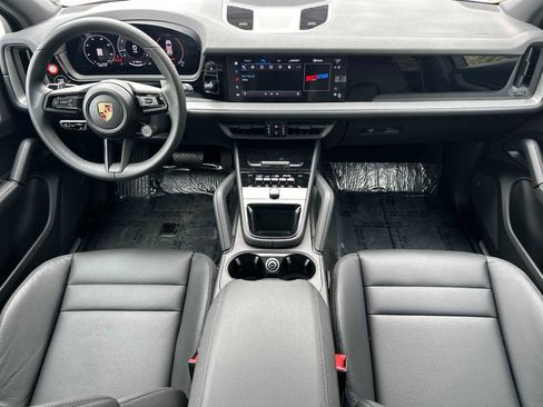 Used 2025 Porsche Cayenne image 6