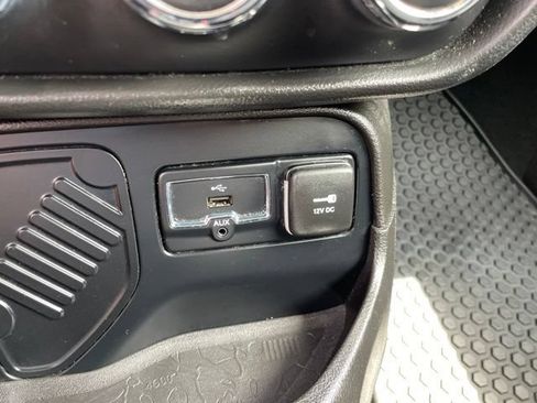 Used 2016 Jeep Renegade 75th Anniversary FWD image 38
