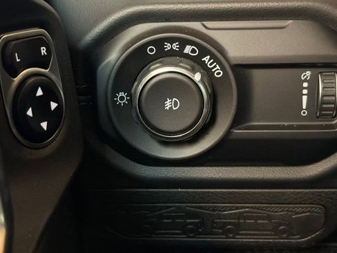 Used 2024 Jeep Wrangler Unlimited Sahara AWD/4WD image 36