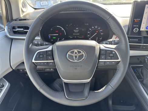 Used 2025 Toyota Sienna XLE image 12