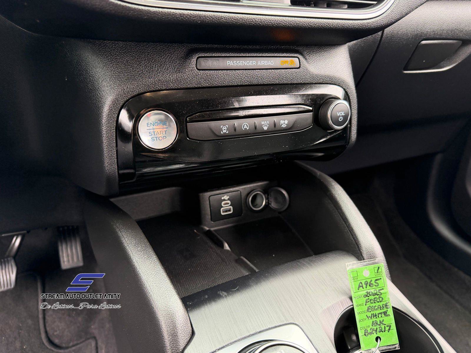Used 2025 Ford Escape Platinum AWD/4WD image 32