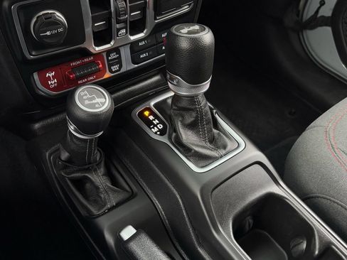 Used 2024 Jeep Wrangler Unlimited Rubicon AWD/4WD image 19