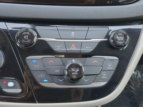 Used 2017 Chrysler Pacifica LX FWD image 26