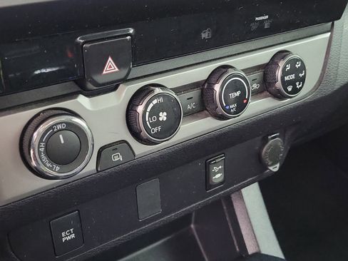 Used 2017 Toyota Tacoma SR image 29