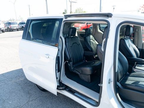 Used 2024 Chrysler Pacifica Touring-L FWD image 14