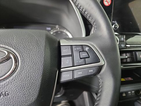 Used 2025 Toyota Highlander XLE image 25