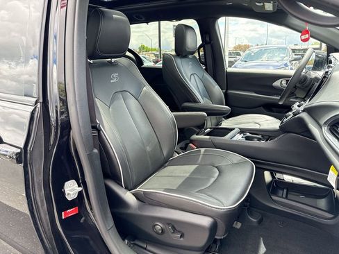 Used 2025 Chrysler Pacifica Limited FWD image 26
