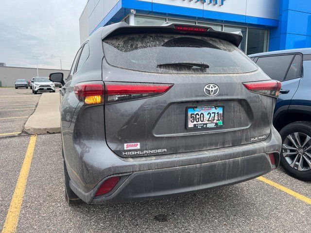 Used 2022 Toyota Highlander XLE AWD/4WD image 3
