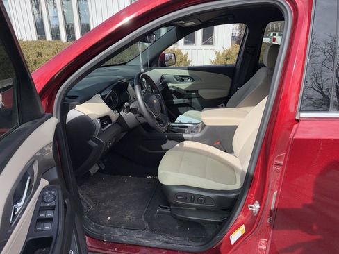 Used 2023 Chevrolet Traverse LT image 3