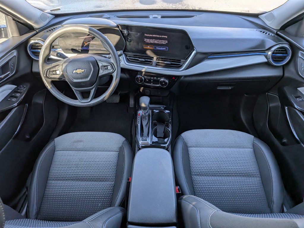 Used 2025 Chevrolet Trax LT FWD image 13