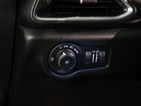 Used 2025 Chrysler Pacifica Limited FWD image 29