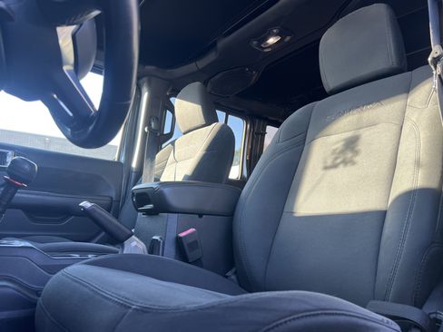 Used 2018 Jeep Wrangler Unlimited Sahara image 6