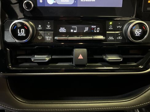 Used 2023 Toyota Highlander LE AWD/4WD image 21