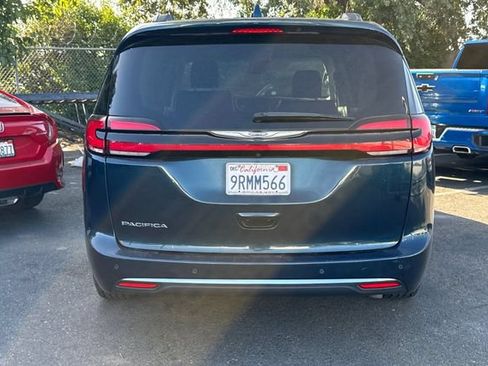 Used 2022 Chrysler Pacifica Touring-L FWD image 6