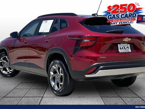 Used 2025 Chevrolet Trax LT w/ Driver Confidence Package FWD image 12
