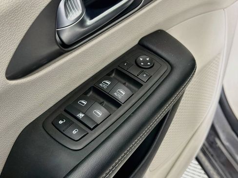 Used 2023 Chrysler Pacifica Touring-L FWD image 21