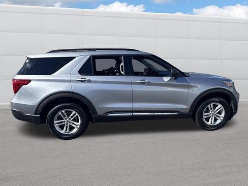 Used 2022 Ford Explorer XLT w/ Equipment Group 202A AWD/4WD image 12